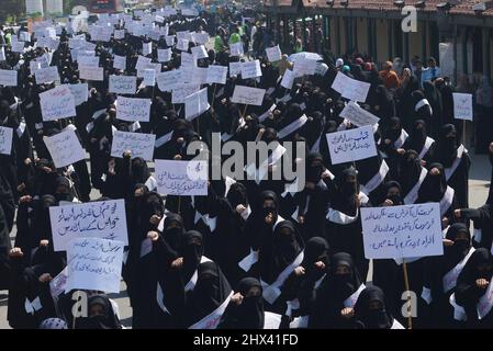 Lahore, Punjab, Pakistan. 8th Mar, 2022. Pakistani large number of the women of Jamia Sirajia Naeemia, Tehreek-e-Bedari-e-Ummat-e-Mustafa (saww), Rwadari Tehreek Pakistan, religious party Jamaat-e-Islami and Religious students are participating in the rally on the eve of the International Women's Day in Lahore. (Credit Image: © Rana Sajid Hussain/Pacific Press via ZUMA Press Wire) Stock Photo