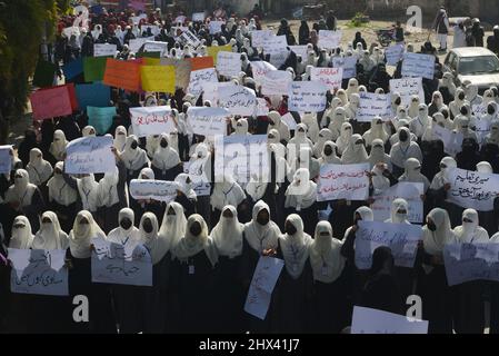 Lahore, Punjab, Pakistan. 8th Mar, 2022. Pakistani large number of the women of Jamia Sirajia Naeemia, Tehreek-e-Bedari-e-Ummat-e-Mustafa (saww), Rwadari Tehreek Pakistan, religious party Jamaat-e-Islami and Religious students are participating in the rally on the eve of the International Women's Day in Lahore. (Credit Image: © Rana Sajid Hussain/Pacific Press via ZUMA Press Wire) Stock Photo