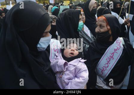 Lahore, Punjab, Pakistan. 8th Mar, 2022. Pakistani large number of the women of Jamia Sirajia Naeemia, Tehreek-e-Bedari-e-Ummat-e-Mustafa (saww), Rwadari Tehreek Pakistan, religious party Jamaat-e-Islami and Religious students are participating in the rally on the eve of the International Women's Day in Lahore. (Credit Image: © Rana Sajid Hussain/Pacific Press via ZUMA Press Wire) Stock Photo