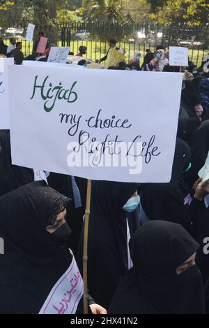 Lahore, Punjab, Pakistan. 8th Mar, 2022. Pakistani large number of the women of Jamia Sirajia Naeemia, Tehreek-e-Bedari-e-Ummat-e-Mustafa (saww), Rwadari Tehreek Pakistan, religious party Jamaat-e-Islami and Religious students are participating in the rally on the eve of the International Women's Day in Lahore. (Credit Image: © Rana Sajid Hussain/Pacific Press via ZUMA Press Wire) Stock Photo