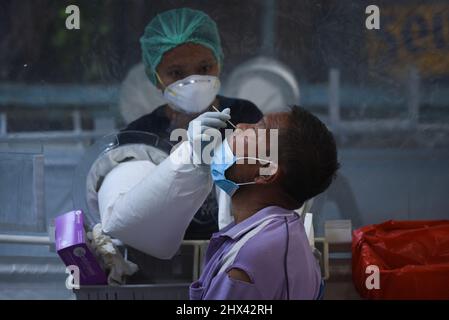 Bangkok, Thailand. 06th Mar, 2022. People get tested for Covid-19 coronavirus in Bangkok, Thailand on March 6, 2022. Public health volunteer Khlong Toei Dee Group with supporters opened a rapid antigen test for COVID-19 for people in Khlong Toei Community, Bangkok, amid the sars-cov-2 omicron variant coronavirus outbreak. (Photo by Teera Noisakran/Pacific Press/Sipa USA) Credit: Sipa USA/Alamy Live News Stock Photo