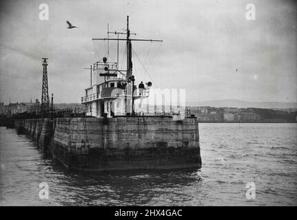 'At the end of the Victoria Pier, Douglas, Isle of Man, a 60ft high scanning tower outlooks the harbour, allowing a radar plan with ranges of .8,1.2 or 3 miles to be shown on the screen.' May 8, 1948. Stock Photo