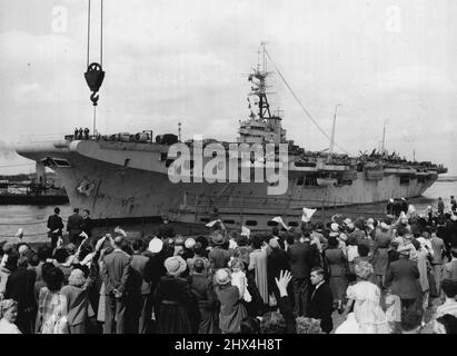 Home Again - A great reception for the light fleet carrier Vengeance, as she puts in here with paying-off pennent flying. She brought home members of the crew of the cruiser Ceylon, now being refitted in Singapore, after over two years in Korean waters. The Vengeance is to be lent to the Royal Australian Navy to fill the gap until the completion of the light fleet carrier now being built in the United Kingdom for Australia. August 28, 1952. Stock Photo