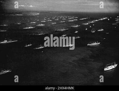 The Queen Reviews The Fleet - The surprise, carrying her majesty the Queen, passing down the rows of ships during the great Naval review this afternoon. The surprise is the small vessel immediately below the second Aircraft carrier from the left. June 15, 1953. (Photo by Paul Popper, Paul Popper Ltd.). Stock Photo