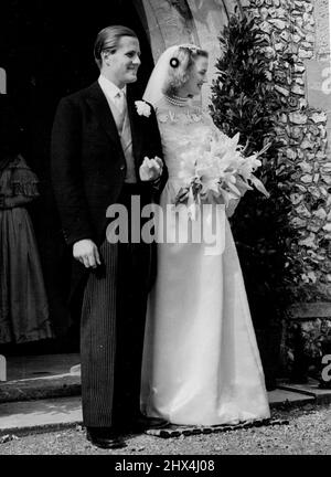 Mr. John Julius Cooper, son of viscount Norwich of Aldwich (formerly sir Duff Cooper) and Miss Anne Clifford, daughter of Sir Bebe and lady Clifford, were today married at St. Edwards Church Sutton park, Surrey. Bride & groom. November 13, 1952. (Photo by Daily Mail Contract Picture). Stock Photo