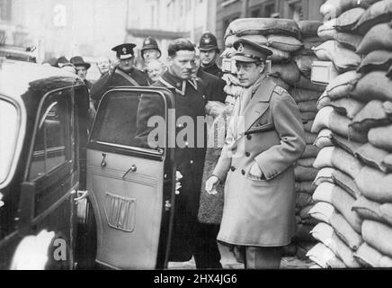 Duke of Windsor in London. Photo Shows: The Duke of Windsor leaving his hotel in the West End of London. The Duke of Windsor, who is serving as a major-general with the British Expeditionary Force, is in London on a visit expected to last some days. The Duke, who is not accompanied by the Duchess, is staying at a West End hotel. He is understood to be in London 'On Business'. January 22, 1940. Stock Photo