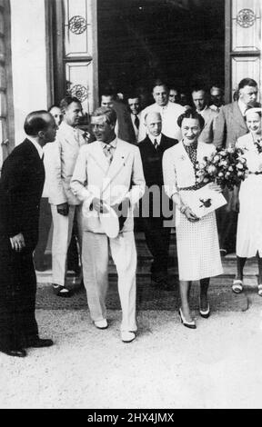 Duke And Duchess of Windsor in Italy. The Duke and Duchess of Windsor Photographed as they left the Grand Hotel Royal at Viareggio, Well Known seaside Resort near Pisa, Italy, after they had taken tea with the Duke of Bergamo. The Duke and Duchess are on a Mediterranean Cruise. July 18, 1938. (Photo by Keystone). Stock Photo