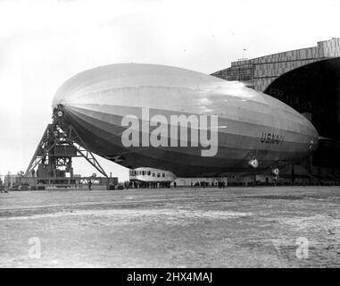 USS Los Angeles (ZR-3) in Panama, circa 1929 Stock Photo - Alamy