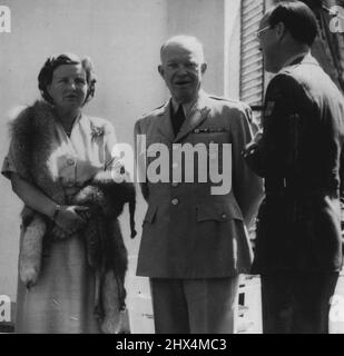 Ike's Farwell Visit To Dutch Royalty -- General Dwight D. Eisenhower, retiring Supreme Commander of the Allied Forces in Europe, with Queen Juliana of Netherlands and Prince Bernhard during a farewell visit to the Royal pair at Soestdijk Palace, near here. May 21, 1952. (Photo by Plant News Ltd.). Stock Photo