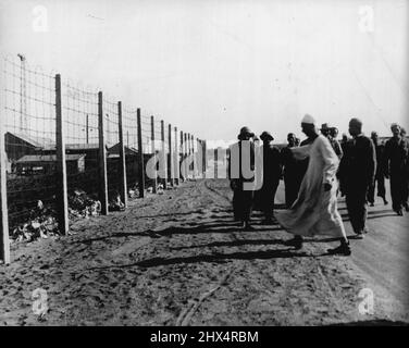 Fayid Camp: British Stronghold In Suez Canal Zone - Egyptian Labour on the way to work in Fayid camp: while in some of the parts Egyptians have refused to work for the British the boycott is not universal in the Suez Canal zone. November 27, 1951. (Photo by Camera Press). Stock Photo