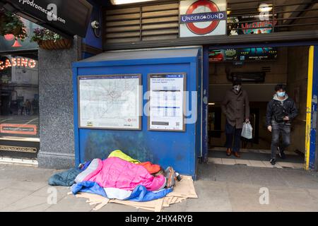 A homeless rough sleeper seen outside Leicester Square tube station on 7th March 2022.  © Belinda Jiao   jiao.bilin@gmail.com 07598931257 https://www. Stock Photo