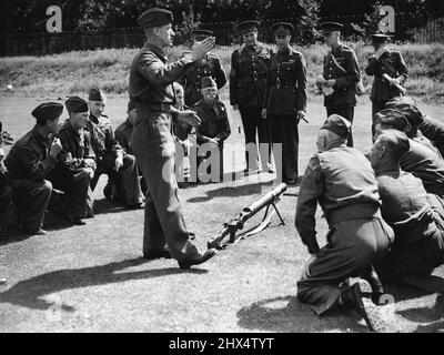 The King Inspects the L.D.V.s - The king watching L.D.V.s at machine-gun instruction. The King inspected the L.D.V.s for the first time watched the men in training in a London zone today. September 9, 1940. (Photo by London News Agency Photos Ltd.). Stock Photo