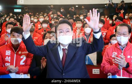 (220310) -- SEOUL, March 10, 2022 (Xinhua) -- Yoon Suk-yeol (Front) of the People Power Party waves after winning the South Korean presidential election in Seoul, South Korea, on March 10, 2022. Yoon Suk-yeol of the main conservative opposition People Power Party won the South Korean presidential election held on Wednesday, according to the Yonhap news agency Thursday. (Joint Press Corps/NEWSIS via Xinhua) Stock Photo
