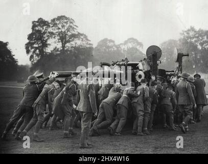 London's Anti-Aircraft Defenses - Moving Guns Into Position: Gun crew moving their anti-aircraft gun into position today September 27. S Anti-Aircraft guns made their appearance in several parts of London today. September 27, 1938. (Photo by Associated Press Photo). Stock Photo