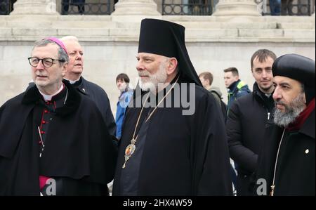 05/03/22 Religious Leaders gathered to pray for peace in Ukraine, Trafalgar Sq, London, UK Stock Photo