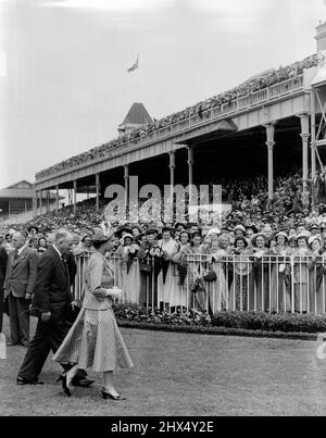 The Queen returns to the Royal Box after presenting the trophy to Mr. H. M. Glasebrook, owner of Coaltown, winner of the Royal Auckland Cup at Ellerslie Racecourse, Auckland, NZ. December 31, 1953. Stock Photo