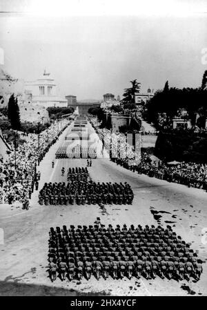 Republic Celebration In Italy. Italian Infantry Eighteen Abreast in the Parade. A feature of Italy's celebrations commemorating the founding of the Republic was a huge military parade through the streets of Rome. June 06, 1955. (Photo by Sport & General Press Agency Limited). Stock Photo