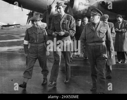 Speakman, Korea V.C. Home... Private William Speakman Photographed (centre), his arrival at Lyneham this afternoon. Private 'Big Bill' Speakman, of Altrincham, Cheshire, who won the V.C. in Korea in November received a great welcome when he landed at Lyneham R.A.F. Aerodrome, Hampshire, this afternoon. January 29, 1952. (Photo by Paul Popper Ltd.). Stock Photo