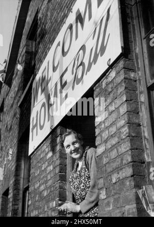 While the welcomes at Lyneham and London were going on, Bill's windowed mother was making final preparations for the 'Welcome Home' when Bill gets to Altrincham today. January 30, 1952. (Photo by Daily Mirror). Stock Photo