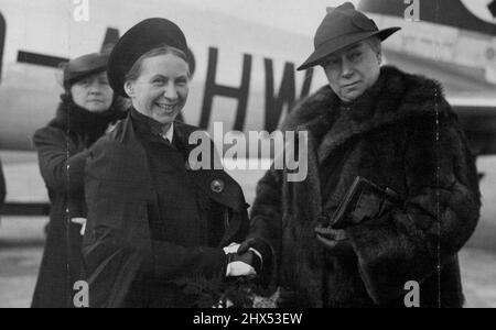 Fran Gertrud Scholtz-Klink (left), (Germany's Noman Fresher') and wife of German Ambassador in England. March 26, 1939. (Photo by London News Agency Photos Ltd.). Stock Photo