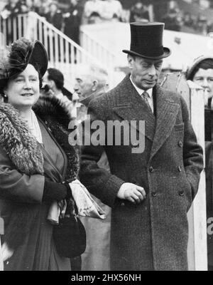 The King's Hand is Bandaged - The King and Queen, pictured here as they attended the Oaks stakes, run at Epsom, Surrey, today (Thursday). The King's right hand is bandaged. May 25, 1950. (Photo by Reuterphoto). Stock Photo