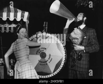 'Chips' Rafferty and Evie Hayes sold tickets and run the Chocolate wheel at the Barnecue held at Sam Land's home last night (Sunday) in aid of Sam Land's Candidate Miss Lois Robey in the 'Miss Australia' Quest. November 01, 1948. (Photo by J. Tait & A.L. Frazer). Stock Photo