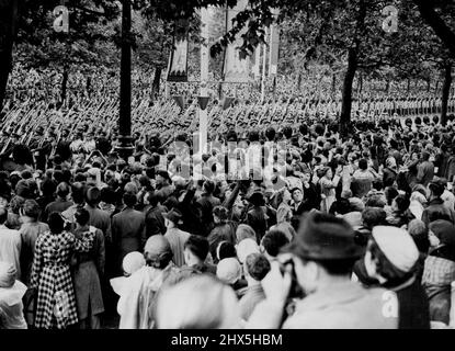 Australian troops seen marching in the Procession along the Mall watched with great interest by the huge crowds. June 2, 1953. (Photo by Daily Mail Contract Picture). Stock Photo