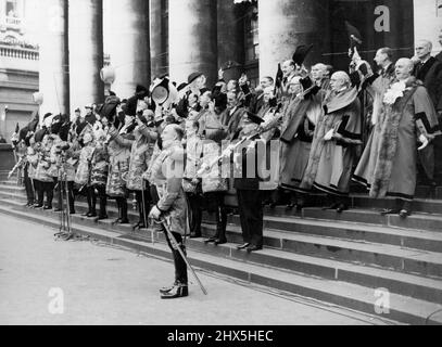 Three Cheers For The Queen - City Spectacle. Led by Clarenceux King of Arms, Sir Arthur Cochrane, Heralds and City dignitaries raise cocked hats in three cheers for the Queen after the reading of the Proclamation of Accession at the Royal Exchange, City of London, to-day. With centuries-old pageantry, Queen Elizabeth II's accession to the throne was proclaimed at four historic London sites this morning (Friday). The day's ceremonies began with a meeting of the Accession Council, which the Queen attended, in St. James's palace. February 8, 1952. (Photo by Reuterphoto). Stock Photo