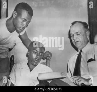 State Witnesses With D.A. -- District Attorney Gerald Chatham (right) talks with state witnesses Walter Billingsley (left) and Willie Reed (center) before court session today in which two men are charged with the murder of Emmett Till. While on the witness stand today Reed told the court he saw J. W. Milam, one of the defendants, at a plantation barn in Sunflower Count on the morning after Till was abducted. September 22, 1955. (Photo by AP Wirephoto). Stock Photo