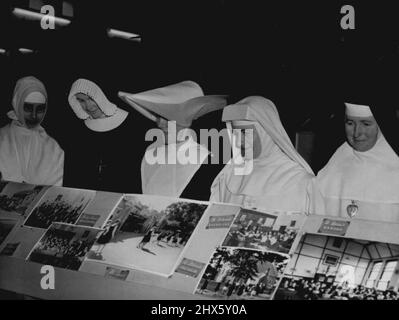 ***** Wearing the head-dress and habit of a different Order, study Catholic Life Exhibition in the Exhibition Building today. The Orders (from left) : Little Sisters of the Poor; Missionary Sisters of the Daughter of Charity; Franciscan Missionaries of Mary; Sisters of the Good Shepherd. June 23, 1955.;***** Wearing the head-dress and habit of a different Order, study Catholic Life Exhibition in the Exhibition Building today. The Orders (from left) : Little Sisters of the Poor; Missionary Sister Stock Photo