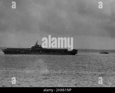 US Fleet Here. The US aircraft carrier Valley Forge, flagship of Task Force 38, shown off the Heads on arrival in Sydney today. Pilot ship Captain Cook can be seen ready to put the pilot aboard the Valley Forge. January 30, 1948. Stock Photo