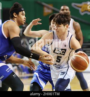 09th Mar, 2021. Lee Jung-hyun in action Jeonju KCC Egis' Lee Jung-hyun (L)  dribbles the ball during a Korean Basketball League game against the Busan  KT Sonicboom in Busan, 450 kilometers southeast