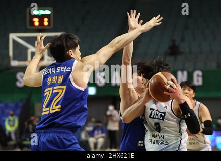 01st Apr, 2021. Song Kyu-chang in action Jeonju KCC Egis' Song Kyu-chang  passes the ball during a Korean Basketball League game against the Seoul  Samsung Thunders at Jeonju Gymnasium in Jeonju, North