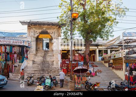 The entrance steps and arch to the Hindu Shree Jagat Sheromani Ji Temple, Udaipur, Rajasthan, India Stock Photo