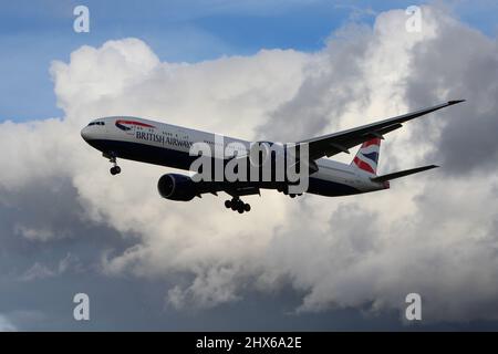 British Airways 777-300ER (G-STBO) on short final at Heathrow (27L) Stock Photo