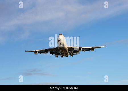 Cathay Pacific Cargo 747-400F (B-LIA) on short final at Heathrow (27L) Stock Photo