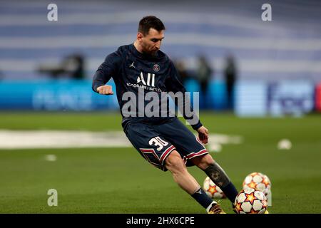 Madrid, Spanien. 09th Mar, 2022. Madrid Spain; 09.03, 2022.- Real Madrid vs. Paris Saint-Germain in the Champions League football match in the round of 16 held at the Santiago Bernabeu stadium in Madrid. Real Madrid player PSG player Leo Messi Final score 3-1 Goals of Real Madrid Karim Benzema 61 76 and 78  PSG goal Kylian Mbappe 39  Credit: dpa/Alamy Live News Stock Photo