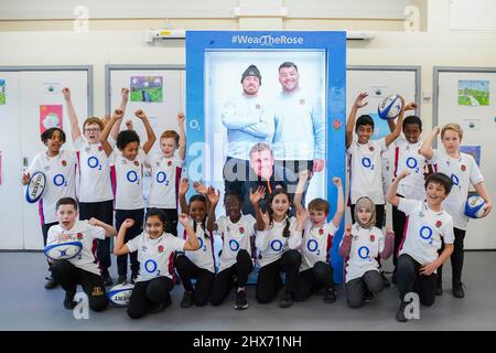 EDITORIAL USE ONLY Pupils from Summerhill Academy in Bristol are surprised by England Rugby Players Jack Nowell, Henry Slade and Ellis Genge with a virtual PE lesson as they appear as 5G-powered holograms, powered by O2's mobile network. Issue date: Thursday March 10, 2022. Stock Photo