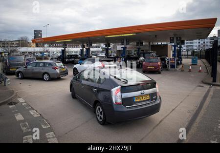 London, UK. 10th Mar, 2022. Cars queue for fuel at a petrol station in Notting Hill, west London as fuel prices continue to rise. There has been a sharp increase in the cost of fuel in the UK due to the increased cost of oil caused by the Russian invasion of Ukraine. Photo credit: Ben Cawthra/Sipa USA **NO UK SALES** Credit: Sipa USA/Alamy Live News Stock Photo