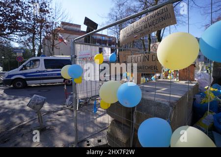 Hamburg, Germany. 10th Mar, 2022. Balloons in the national colors of Ukraine hang on a fence in front of the Consulate General of the Russian Federation. Credit: Marcus Brandt/dpa/Alamy Live News Stock Photo