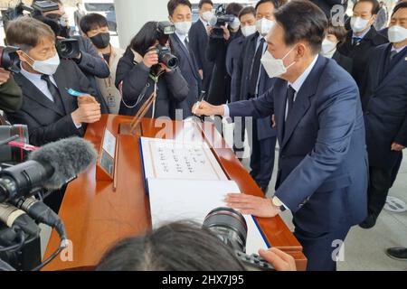 Seoul, South Korea. 10th Mar, 2022. March 10, 2022-Seoul, South Korea-In this photos provided is pool photos.President-elect Yoon Suk-yeol writes a message in a guest book of the National Cemetery in Seoul on March 10, 2022, after paying tribute to South Korean patriotic martyrs and war dead following his victory in the presidential election earlier in the day. He wrote, ''I will make the country integrated and prosperous along with the great people. (Credit Image: © Pool via ZUMA Press Wire) Stock Photo