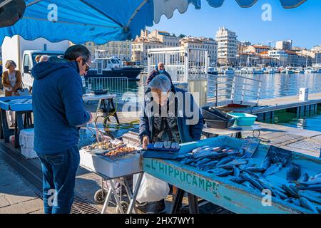 Pêcheur, Marché au Poisson, Vieux Port, Marseille France Paca Stock ...