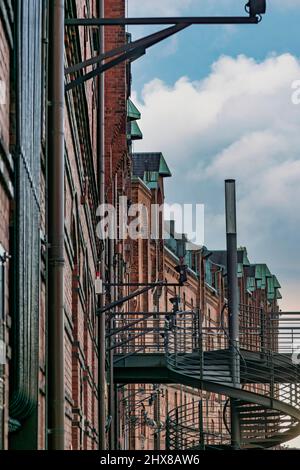 Speicherstadtgebäude mit Wendeltreppe aus Stahl Stock Photo
