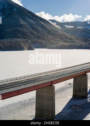 The Faller-Klamm Bridge.  Frozen Sylvenstein Reservoir near Bad Toelz in the Isar valley of Karwendel Mountain Range during winter. Germany, Bavaria, Stock Photo