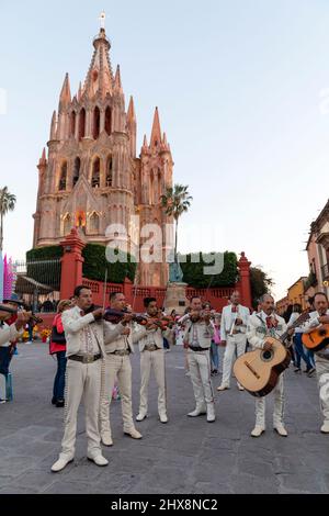 Mexico,  Guanajuato State, San Miguel de Allende, Parroquia de San Miguel Arcángel, mariachi band performance Stock Photo