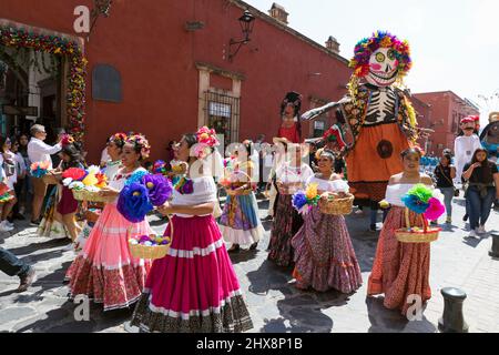 Una donna messicana in tradizionale costume contadina passeggiate AL  FESTIVAL DE SAN MIGUEL ARCANGELO PARADE di San Miguel De Allende MESSICO  Foto stock - Alamy