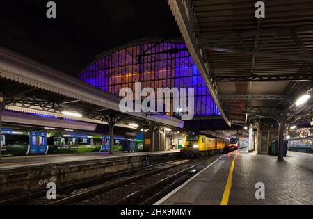 London Paddington railway station with the Network rail new measurement train high speed train early on a dark winter morning.  Power car 43014 Stock Photo
