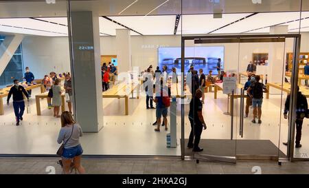Apple Store in Miami Downtown - MIAMI, UNITED STATES - FEBRUARY 20, 2022  Stock Photo - Alamy