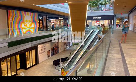 Apple Store in Miami Downtown - MIAMI, UNITED STATES - FEBRUARY 20, 2022  Stock Photo - Alamy