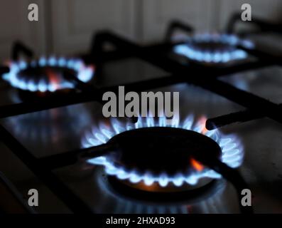 London, UK. 10th Mar, 2022. Photo taken on March 10, 2022 shows burning rings on a gas cooker in London, Britian. On Tuesday Britain said it would phase out imports of Russian oil by the end of 2022. The ongoing Russia-Ukraine conflict prompted fears about energy supply disruptions from key exporter Russia. Credit: Li Ying/Xinhua/Alamy Live News Stock Photo